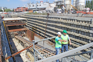  Besuch auf der Tunnelbaustelle der Metro Mecidiyeköy–Mahmutbey im Istanbuler Stadtteil Gaziösmanpaşa: Sinan Acun (links) verantwortlich für die Tunnelvortriebe des Metro-Projekts im Gespräch mit tunnel-Redakteur Marvin Klostermeier 