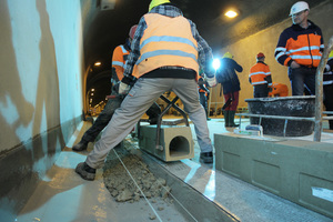  Installing the drainage channel: the increased number of lateral slots ensures 1.5-fold acceptance of the emergency liquid as demanded by the project 