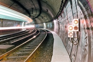  Eine besondere Rolle im Hinblick auf den vorbeugenden Brandschutz spielen die in der Regel seitlich und parallel zum Schienenverlauf angeordneten Kabeltröge, die der Aufnahme und Führung von Signal-, Telekommunikations- und Starkstromkabeln dienen 